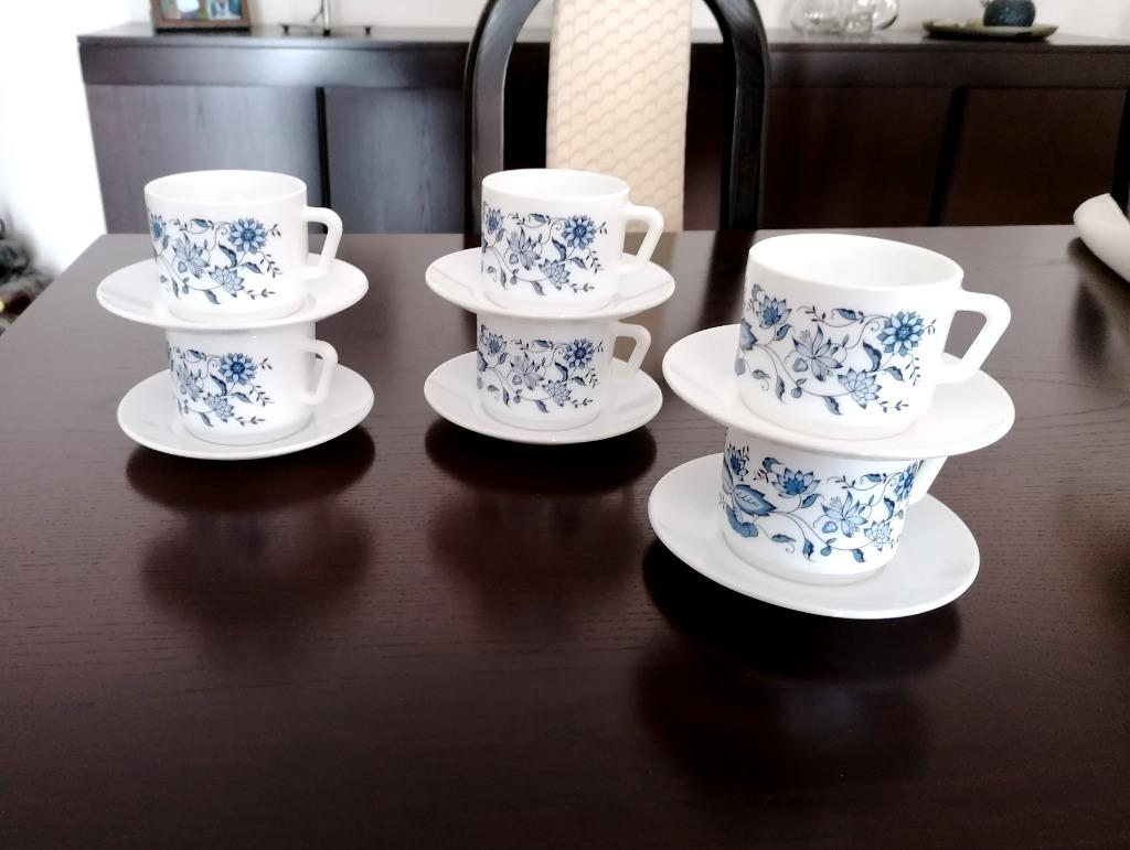 6 Arcopal koffiekopjes uit de jaren 70, melkwit en asterdesi, Huis en Inrichting, Ophalen, Overige materialen, Zo goed als nieuw