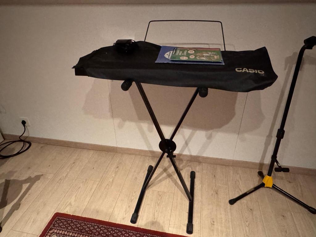Casio keyboard met voet + oefenboekjes, Ophalen of Verzenden, Zo goed als nieuw, Casio