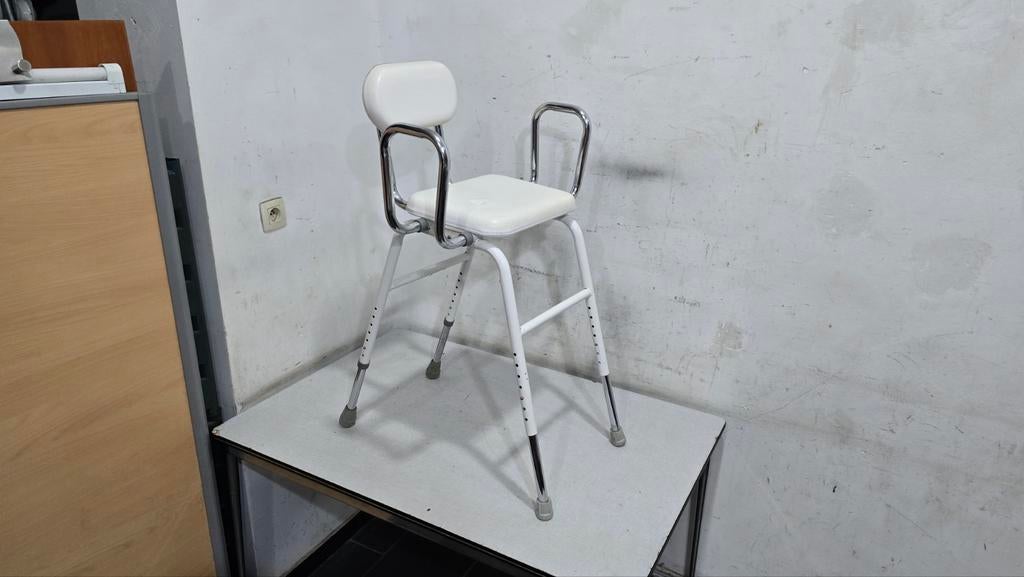 Chaise haute pour un transfert aisé debout / assis.
Avec acc, Réglable en hauteur