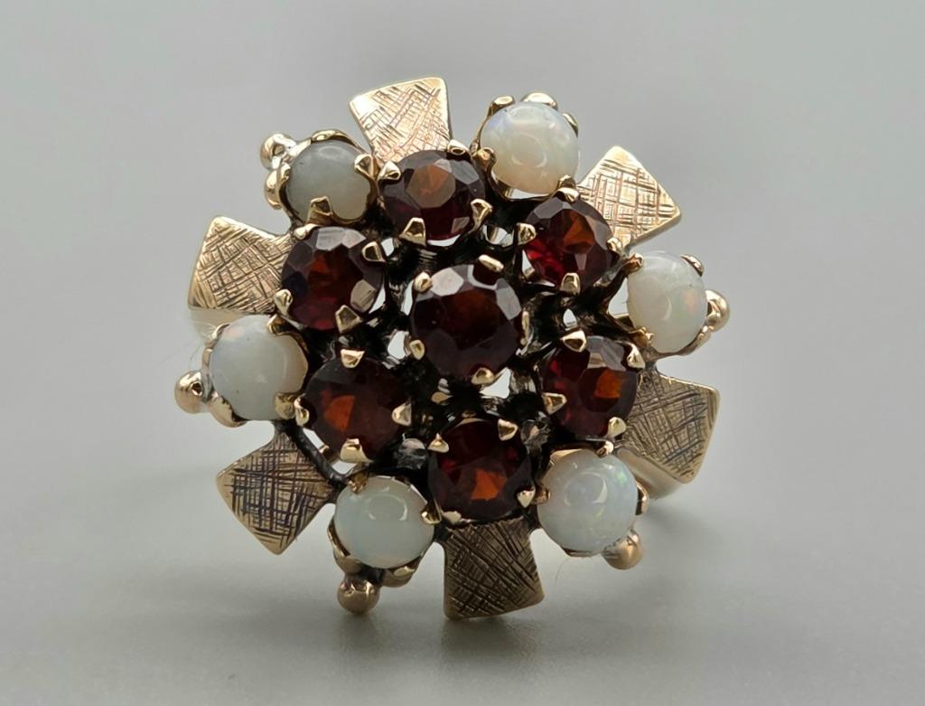 Bague en or avec grenat et opale. 2025/656., Envoi, Or, Bague, Avec pierre précieuse
