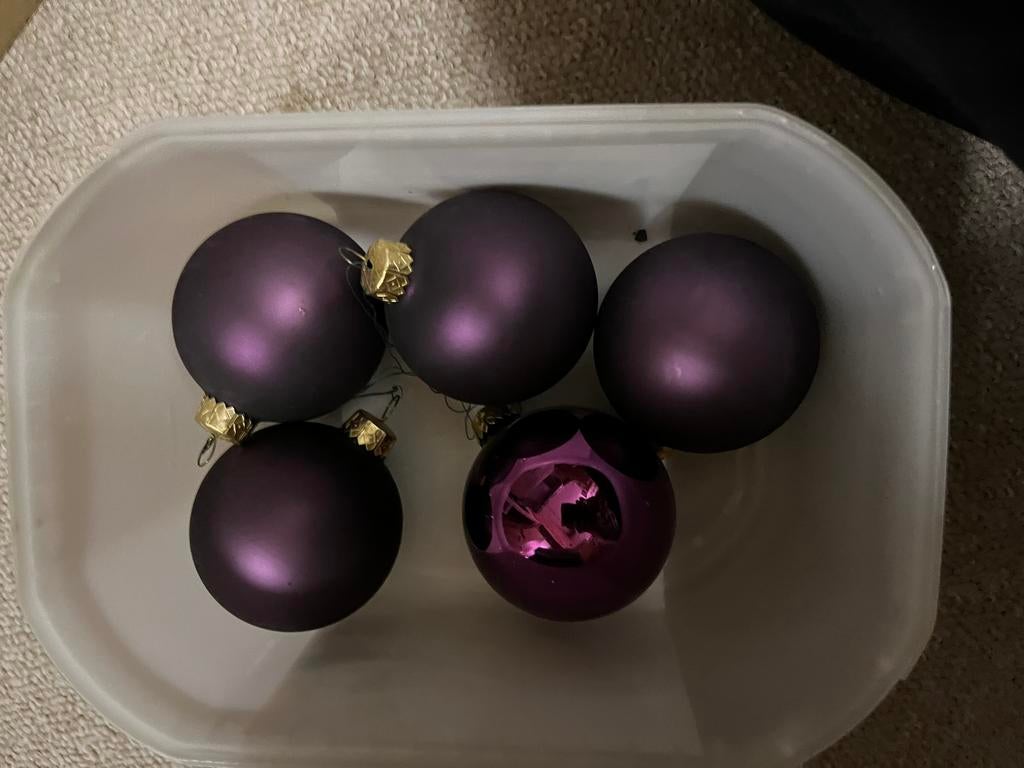 5 donkerpaarse kerstballen + 2 lichtpaarse, Ophalen of Verzenden, Zo goed als nieuw