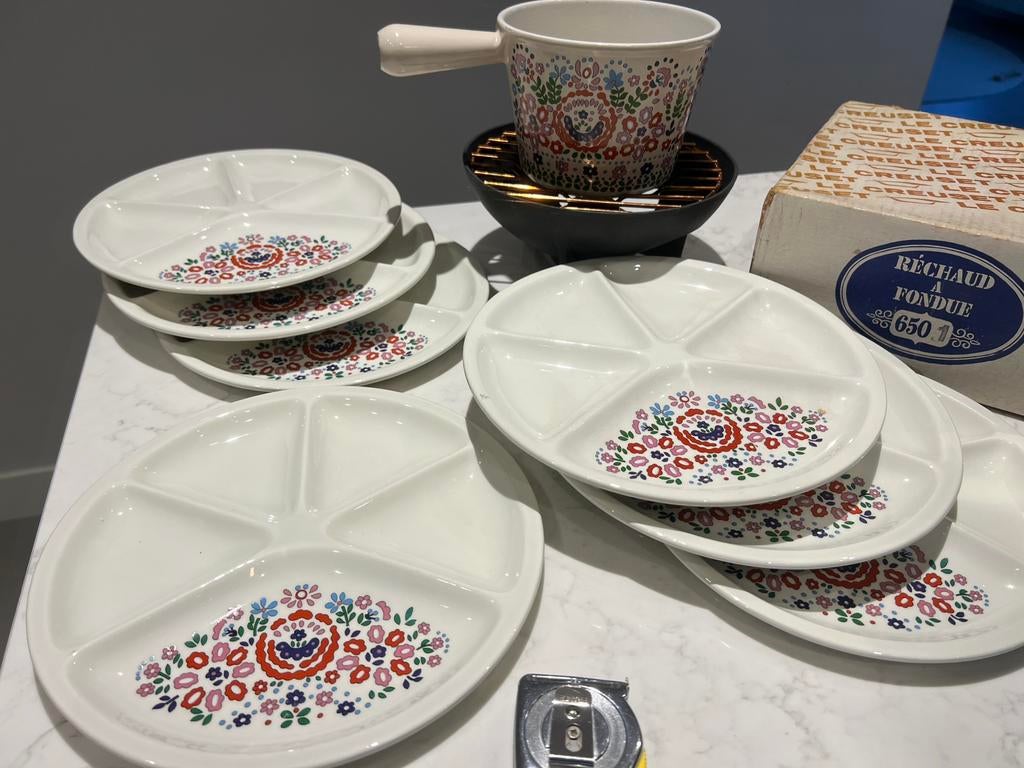 Le Creuset Fondueset Fleur, in nieuwstaat met 7 borden, Huis en Inrichting, Keuken | Potten en Pannen, Gietijzer, Overige typen