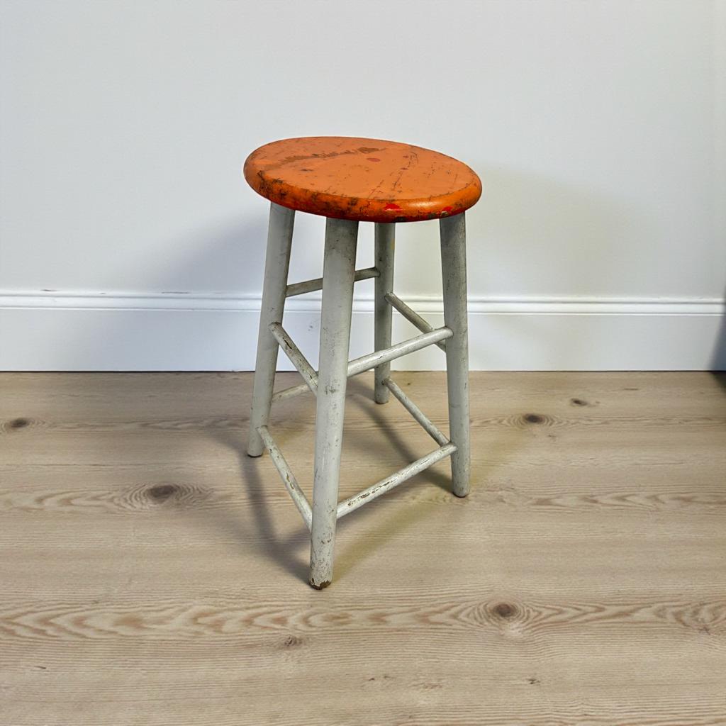Vintage houten oranje kruk / barkruk / tabouret, Ophalen of Verzenden, Gebruikt
