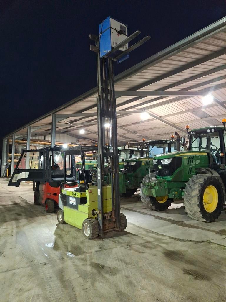 Clark ,klark ,heftruck 2 ton triplex ,lage prijsklasse, Zakelijke goederen, Ophalen, Clark, Vergel105@ hotmail.com