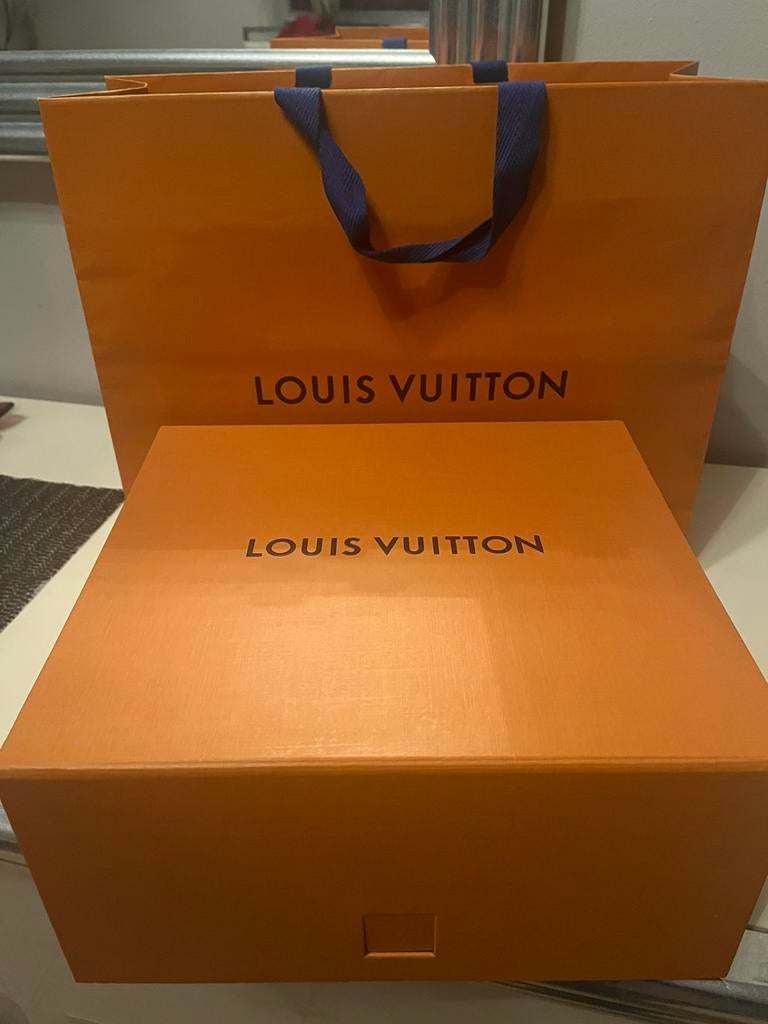 Boite rangement et sac cartonné LouisVuitton  mode luxe ar, Enlèvement ou Envoi, Comme neuf, Boîte