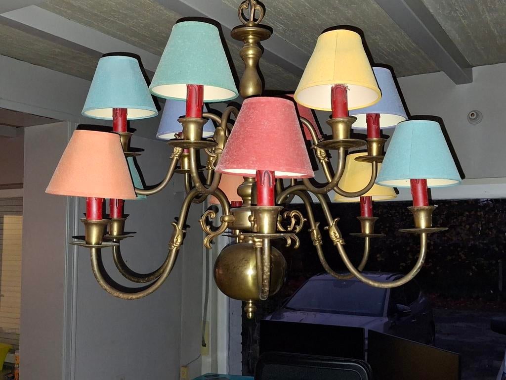 Luchter met gekleurde lampenkappen, Ophalen