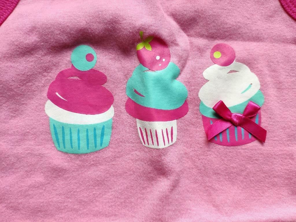 Roos cupcakes onderhemdje singlet marcelleke - maat 110 116, Enlèvement ou Envoi, Comme neuf, Garçon ou Fille, Vêtements de nuit ou Sous-vêtements