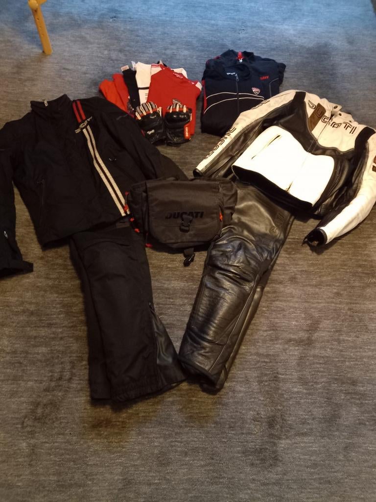 Set motorkleding Ducati, Motoren, Kleding | Motorkleding, Ophalen, Combipak