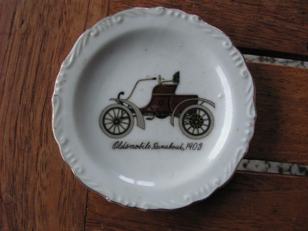 Vintage porseleinen bordje met “Oldsmobile Runabout 1903”., Antiek en Kunst, Ophalen of Verzenden
