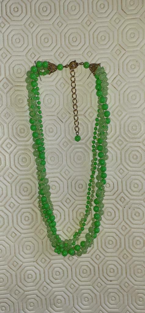 Collier de fantaisie 5 rang vert, Bijoux, Sacs & Beauté, Colliers, Enlèvement ou Envoi, Comme neuf, Vert, Synthétique