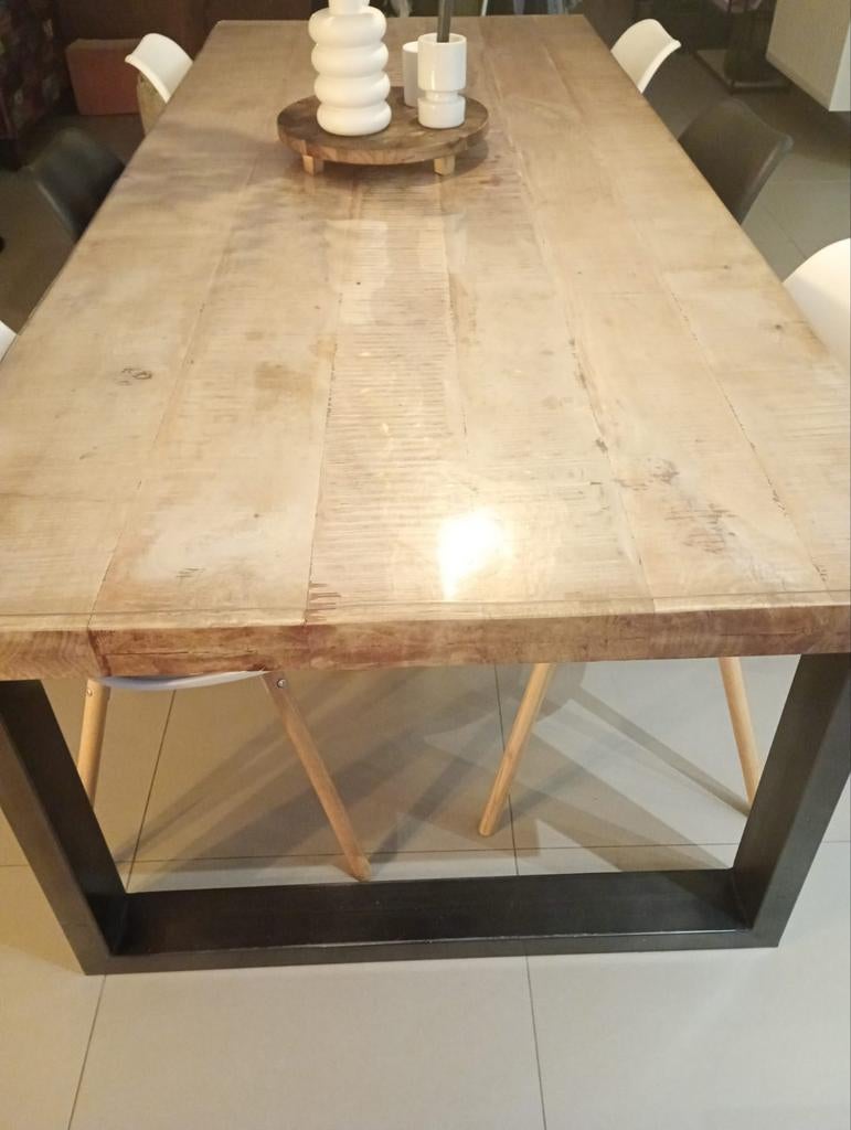 Volle eiken tafel, Enlèvement