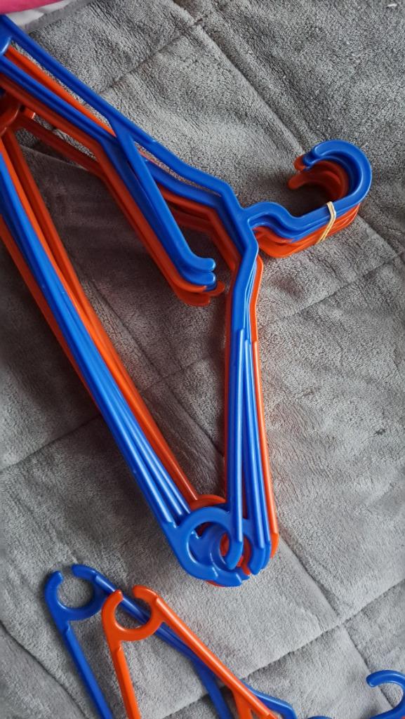+/- 30 cintres en plastique, Enlèvement, Plastique