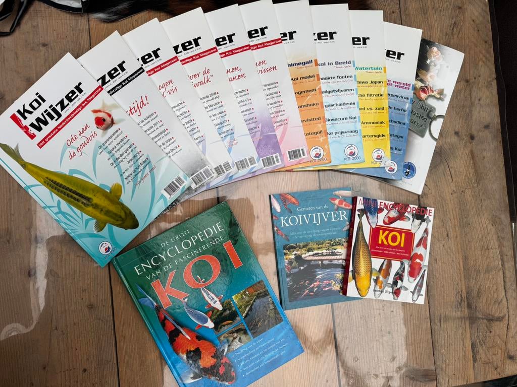 CADEAUTIP! 3x ( grote ) koi encyclopedie en 11x koi wijzer, Ophalen of Verzenden, Zo goed als nieuw