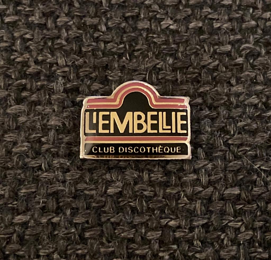 PIN - L'EMBELLIE - CLUB DISCOTHÈQUE, Collections, Envoi, Utilisé, Autres sujets/thèmes, Insigne ou Pin's