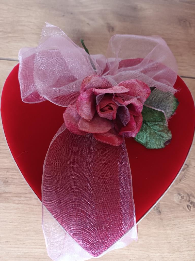 Geschenkdoos pralinedoos, Ophalen, Zo goed als nieuw, Cadeaudoos