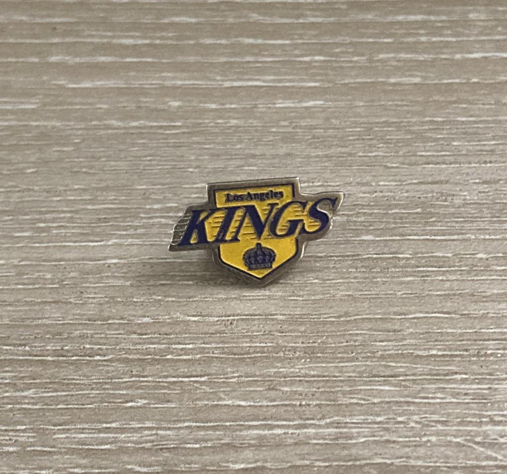 PIN - LOS ANGELES KINGS - IJSHOCKEY - ICE HOCKEY, Verzenden, Gebruikt, Sport, Speldje of Pin