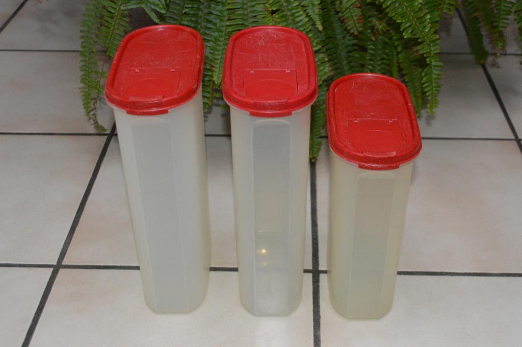 TUPPERWARE Lot de 3 boîtes Gagn-e-space ovales à 8€ pièce, Maison & Meubles, Enlèvement ou Envoi, Utilisé, Rouge, Boîte
