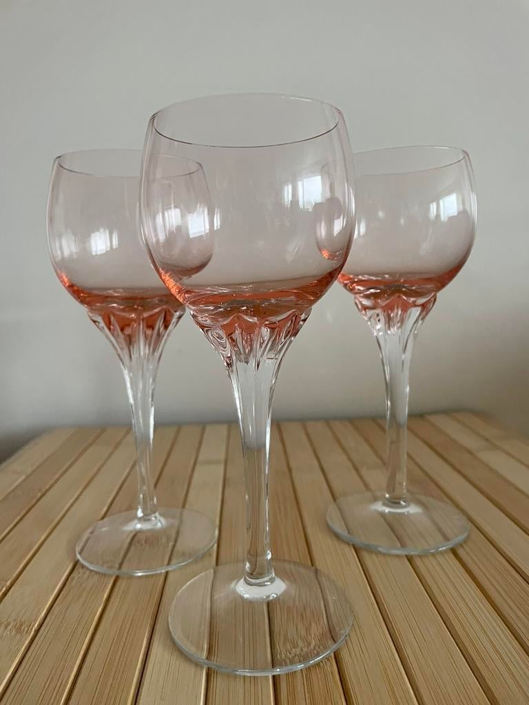3 kristallen wijnglazen. Rosé kleur coupe. Mooie voet, Ophalen of Verzenden