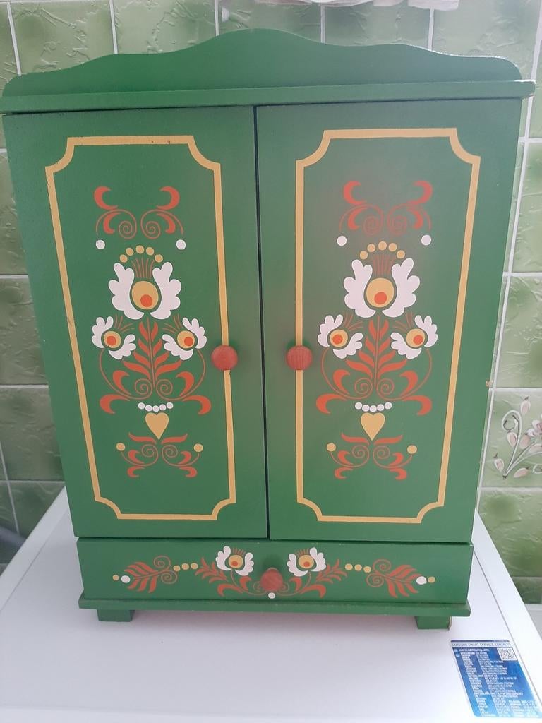 Armoire de poupée verte rétro à motif floral, Enfants & Bébés, Enlèvement