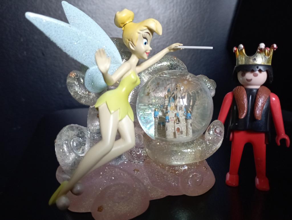 443) Disney's Tinkerbell beeldje met bol, Verzamelen, Ophalen of Verzenden, Overige figuren, Zo goed als nieuw, Beeldje of Figuurtje
