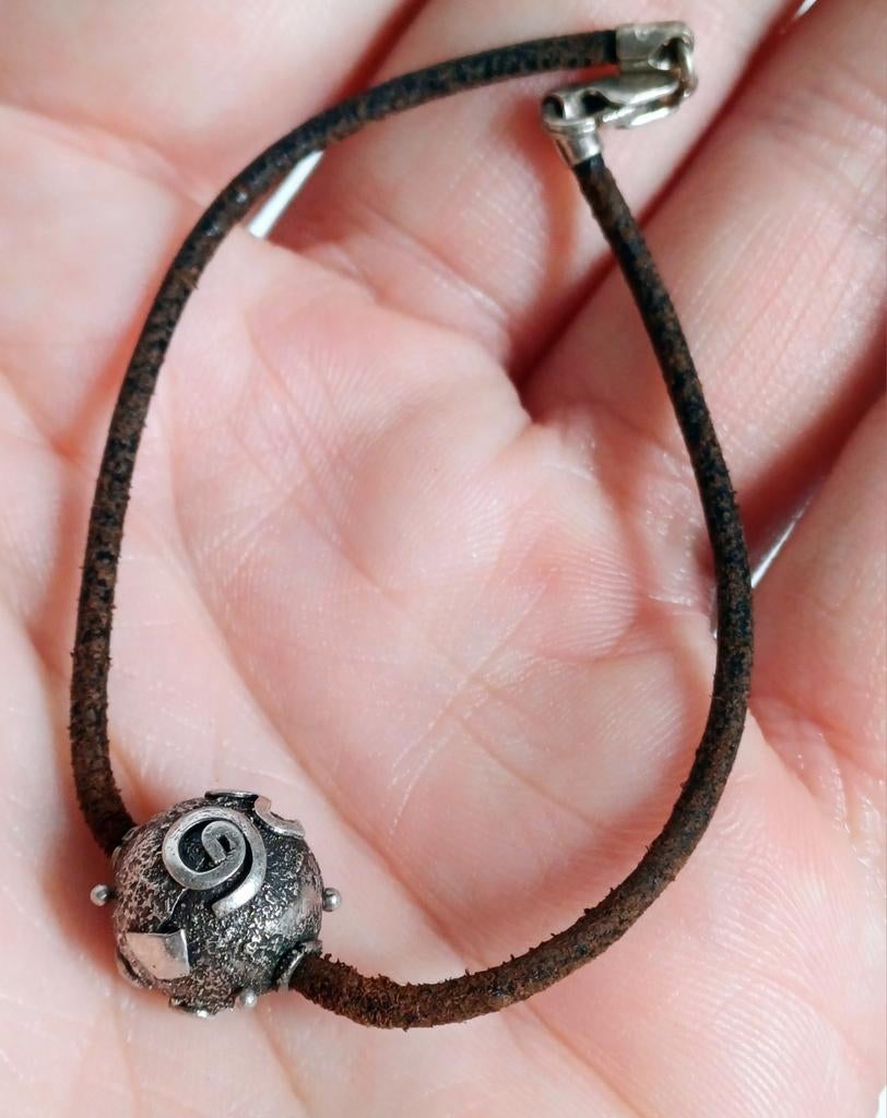 Bracelet en cuir argenté, Enlèvement ou Envoi, Comme neuf, Argent, Argent