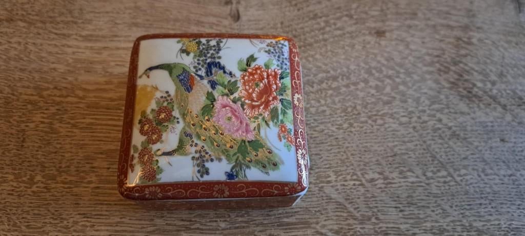 Petite boite en porcelaine "chinoise", Antiquités & Art, Enlèvement ou Envoi