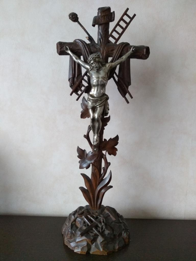 Oud gesculpteerd houten kruis, Enlèvement