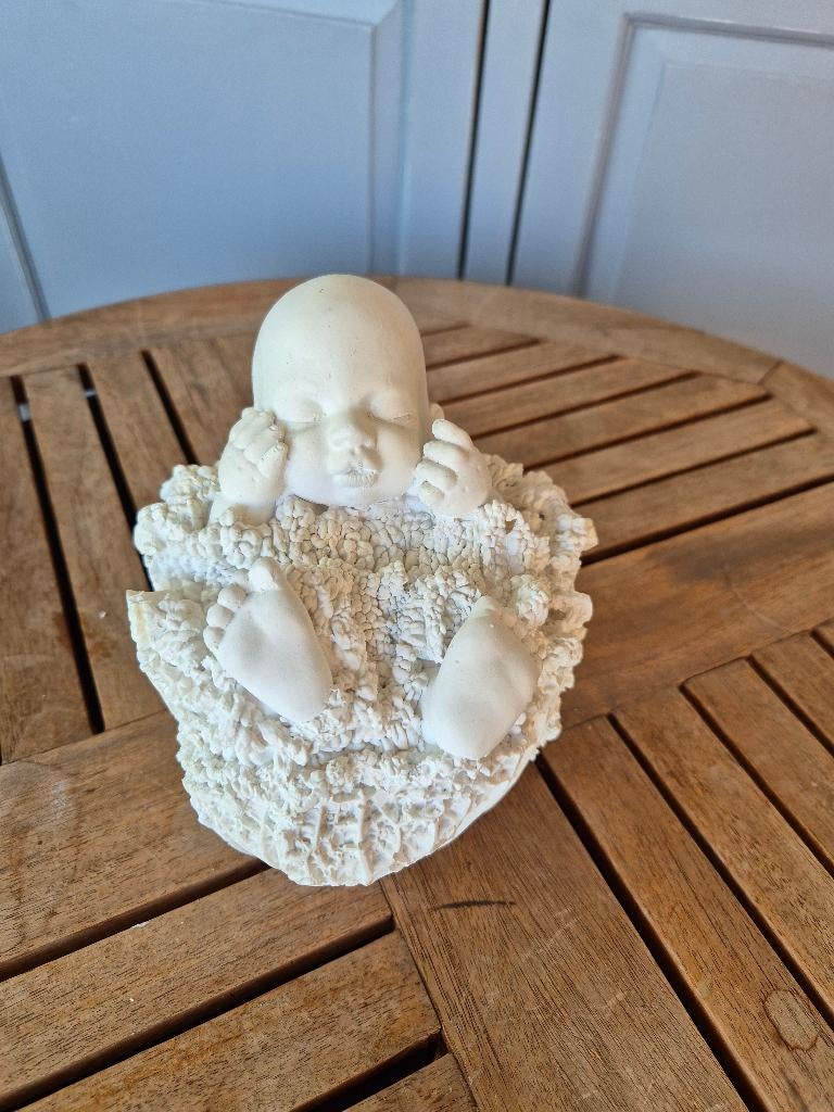 Stenen beeld baby, Ophalen