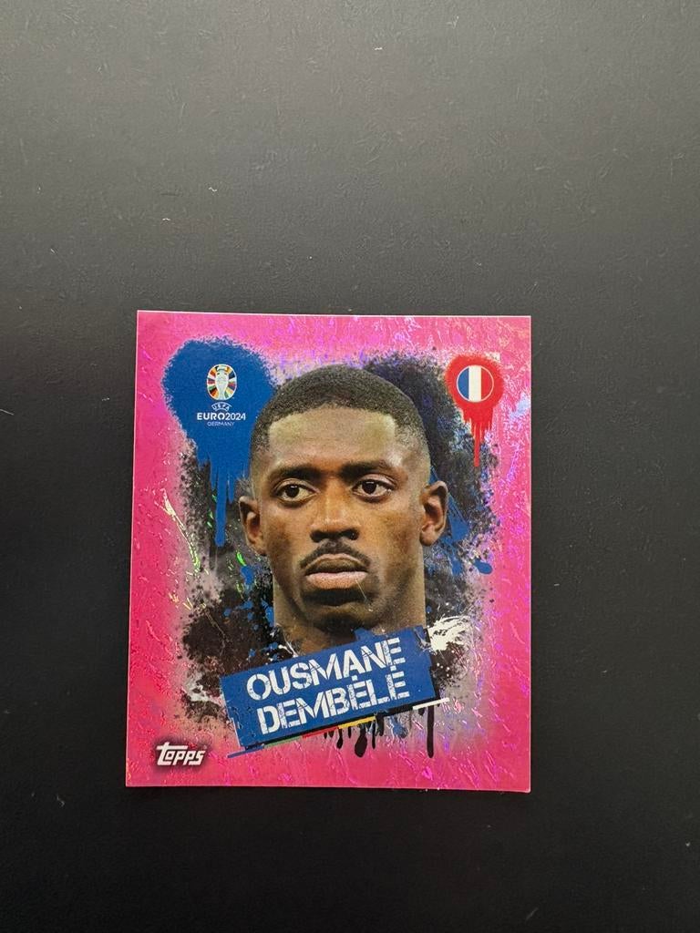 Topps Euro 2024 Swiss Dembele Rose Parallèle Ultra Rare, Enlèvement ou Envoi, Comme neuf, Autocollant
