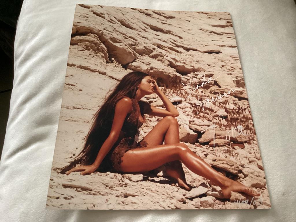 Handtekening Linda Harrison als NOVA uit Planet of the Apes, Verzamelen, Ophalen of Verzenden, Zo goed als nieuw, Film, Foto of Kaart