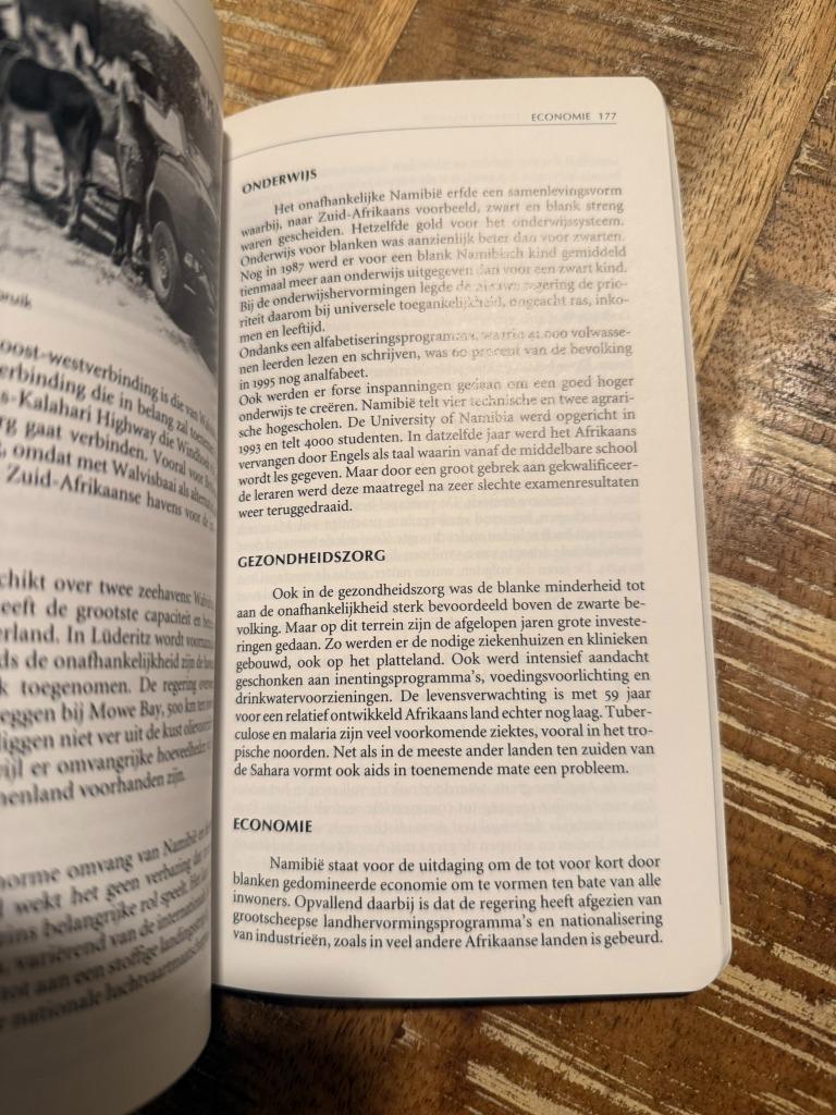 Dominicus Reeks: Zimbabe / Botswana / Namibië, Afrika, Ophalen of Verzenden, Reisgids of -boek, Gelezen