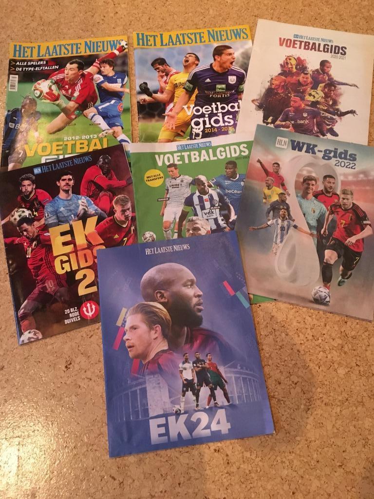 7 voetbalmagazines + 4 posters, Ophalen of Verzenden, Zo goed als nieuw, Sport en Vrije tijd