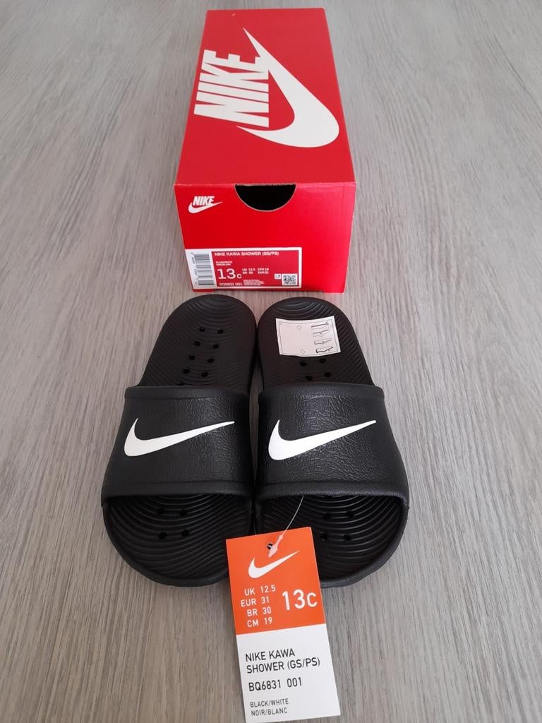 Nike Kawa Shower (GS/PS) slippers kids zwart/wit 31 (nieuw), Jongen of Meisje, Overige typen, Nieuw, Ophalen of Verzenden