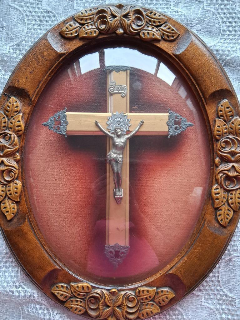 antiek kruisbeeld in kader met gebombeerd glas, Antiek en Kunst, Antiek | Religieuze voorwerpen, Ophalen of Verzenden