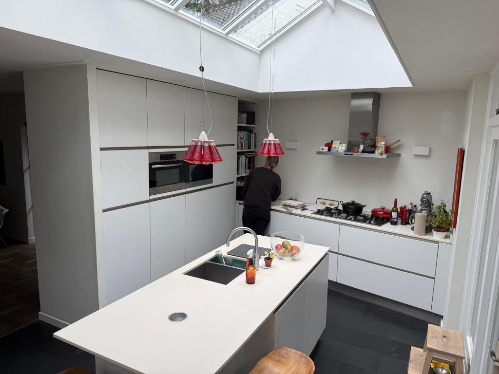 Moderne mat witte eilandkeuken+luxe apparatuur GEDEMONTEERD