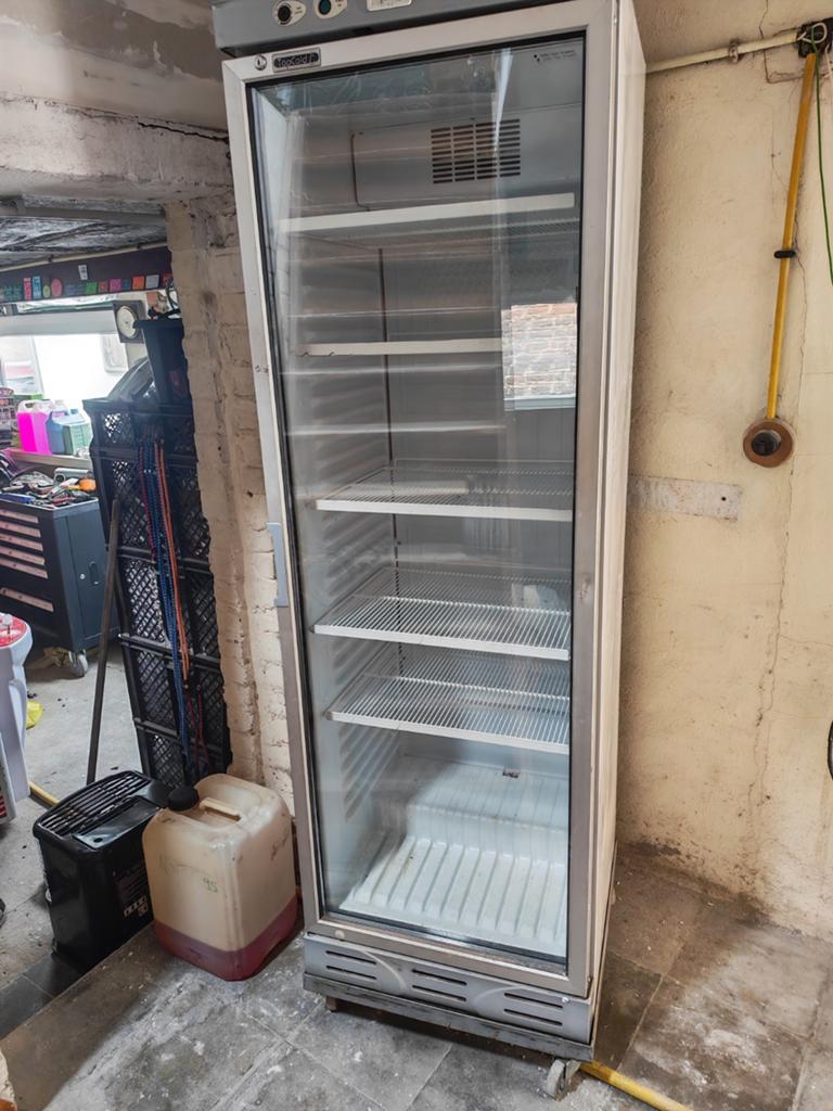 Le réfrigérateur réfrigéré à vendre fonctionne parfaitement , Enlèvement