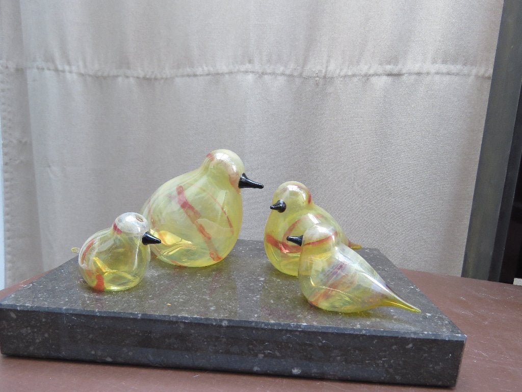 Mondgeblazen vogels Deense stijl op marmer sokkel, Antiek en Kunst, Ophalen