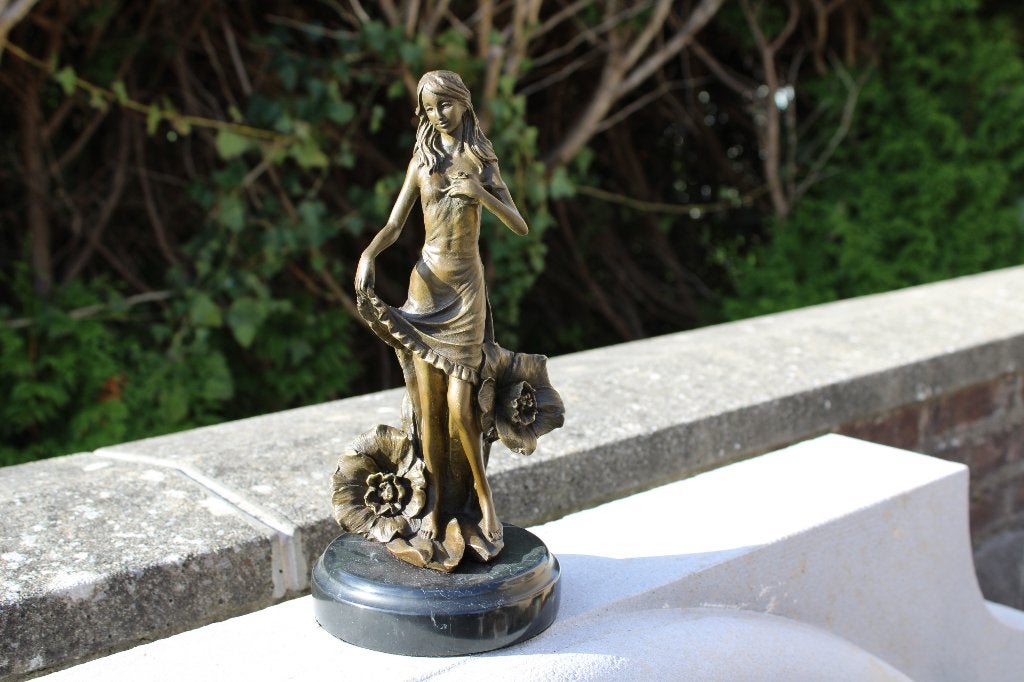 femme aux fleurs en bronze signé , E . TELL ., Enlèvement ou Envoi, Bronze