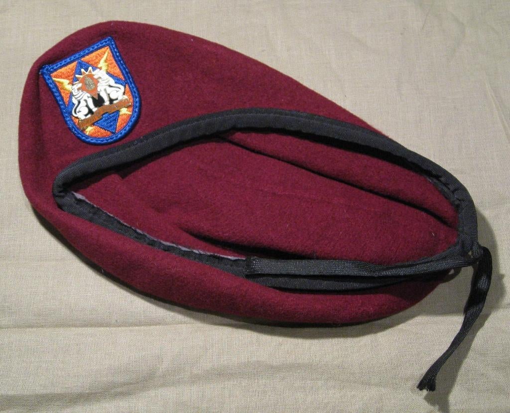 35TH SIGNAL BRIGADE AIRBORNE BARET US ARMY PARA, Verzamelen, Verzenden, Landmacht