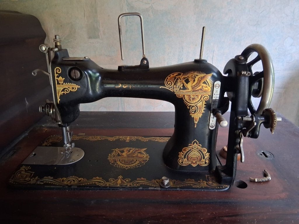 Antieke Saphir Trapnaaimachine met Originele Houten Kap, Antiek en Kunst, Ophalen