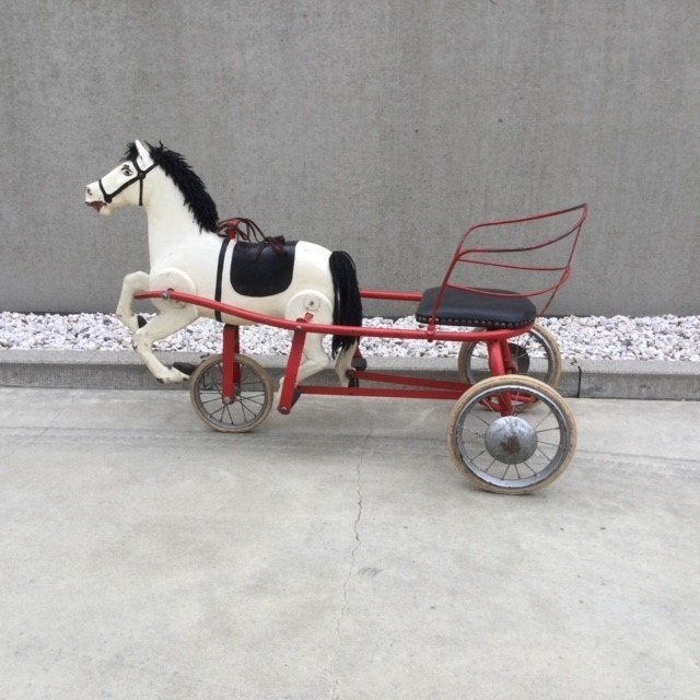 Oud nostalgische driewieler paard met Sulky, Ophalen