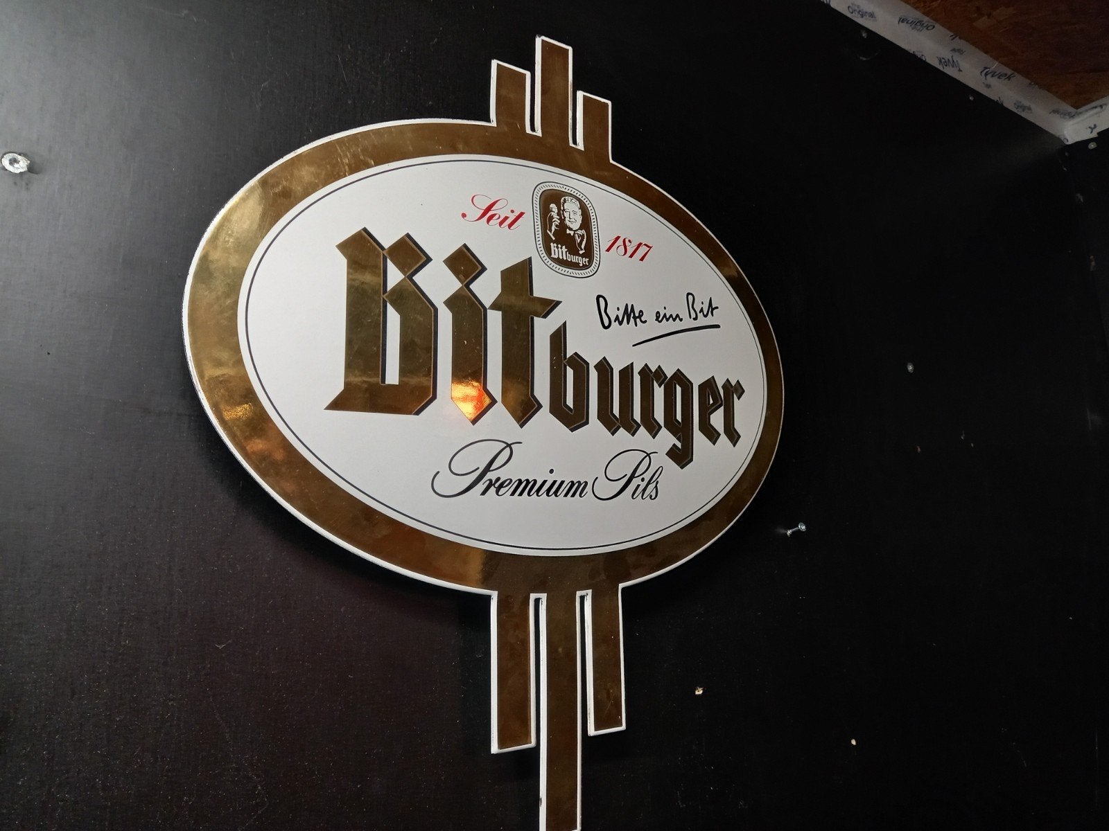 Vintage Bitburger Premium Pils reclamebord – 45,5  40 cm, Verzamelen, Ophalen, Reclamebord
