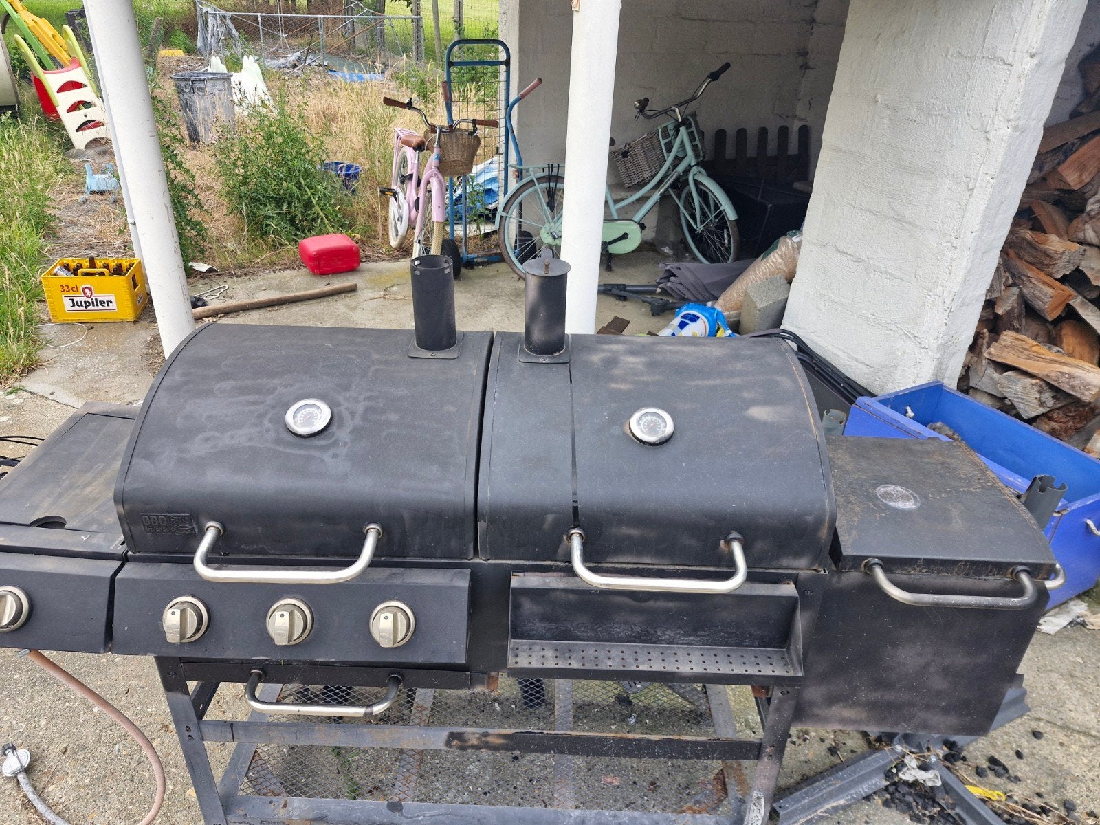 Gas en kolen barbecue en roker. Beetje kuiswerk, Ophalen, Gebruikt, Met accessoires