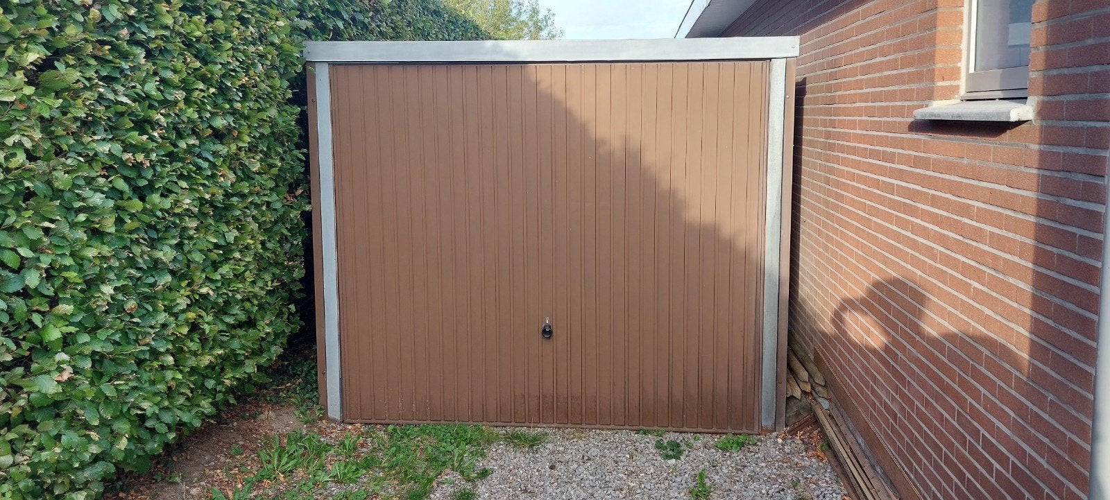 Garage en tôle brun