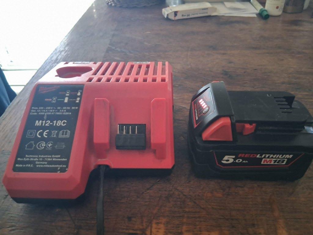 Kit de démarrage Milwaukee M18 neuf Batterie d'origine 5,0Ah, Enlèvement ou Envoi, Comme neuf