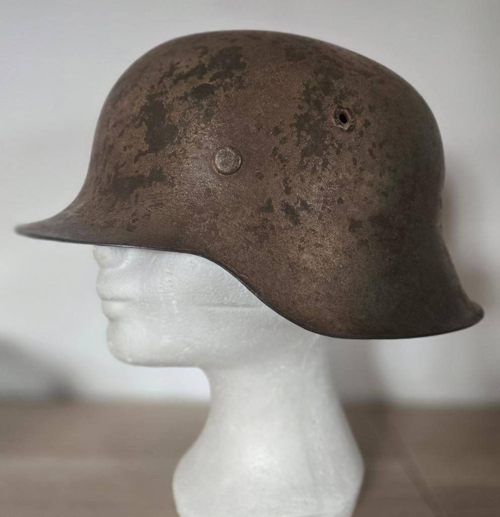 Duitse M42 Stahlhelm – WO2 – onaangeroerd – verzamelobject, Verzamelen, Ophalen, Landmacht, Helm of Baret