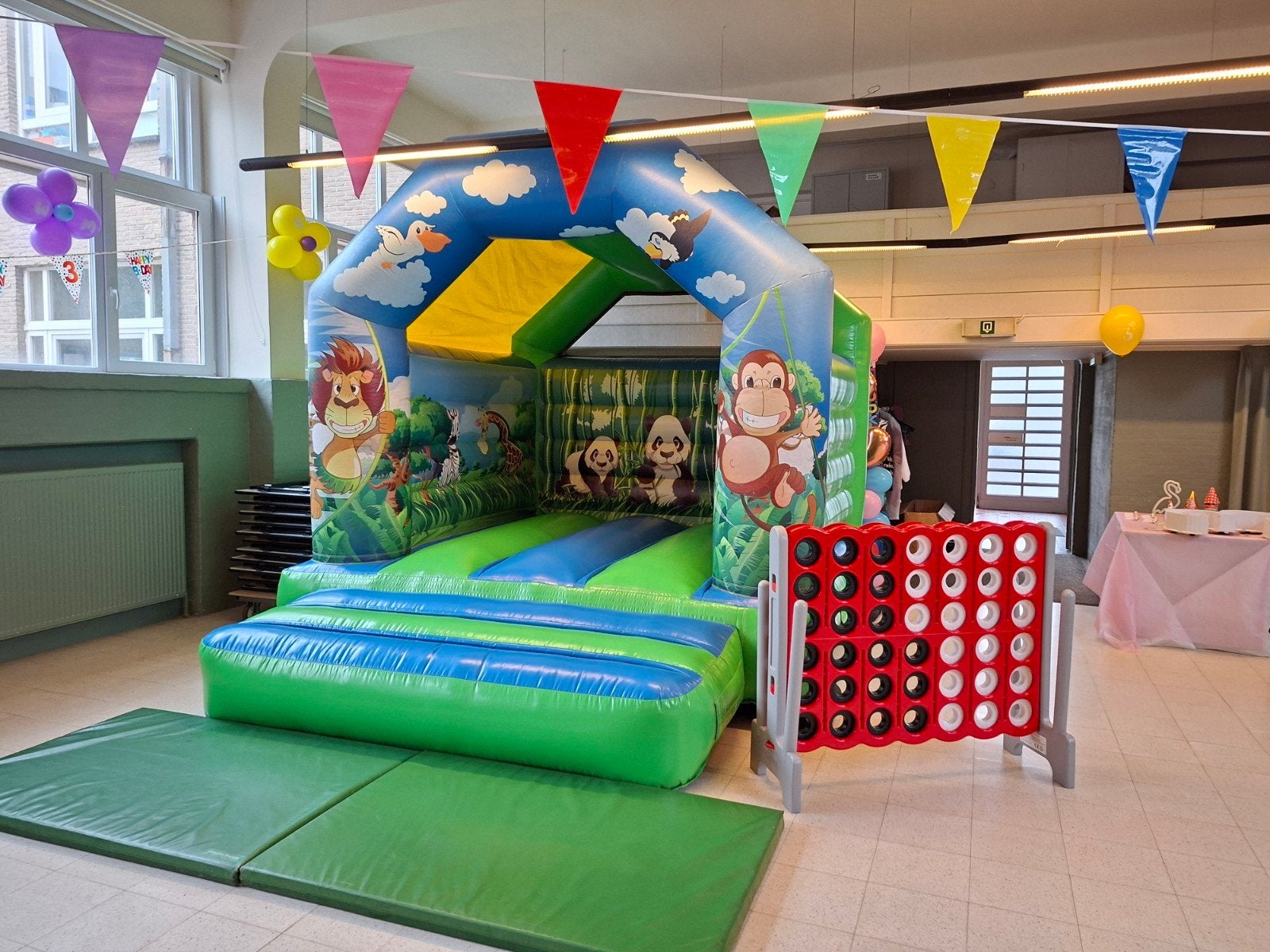 Springkasteel +XXL vier op een rij Te Huur