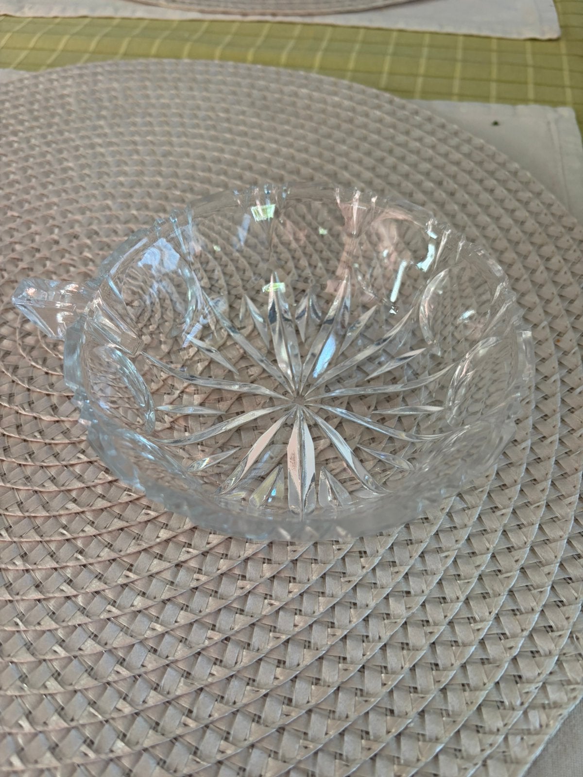 Vintage glazen schaaltje met handvatten – sterpatroon, Huis en Inrichting, Ophalen of Verzenden, Zo goed als nieuw, Met handvatten