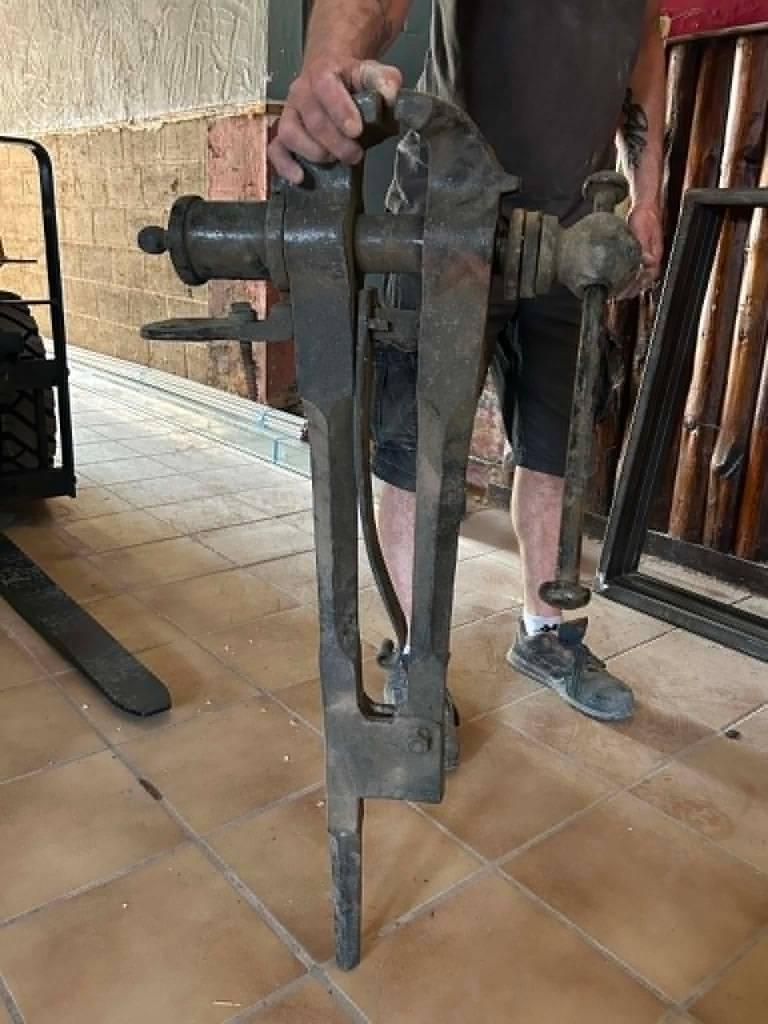 très ancien étaux, Bricolage & Construction, Enlèvement, Utilisé, Moins de 70 cm, Étau