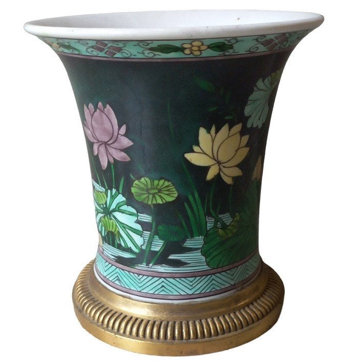 Oosters vaasje op bronzen voetje., Antiek en Kunst, Ophalen of Verzenden